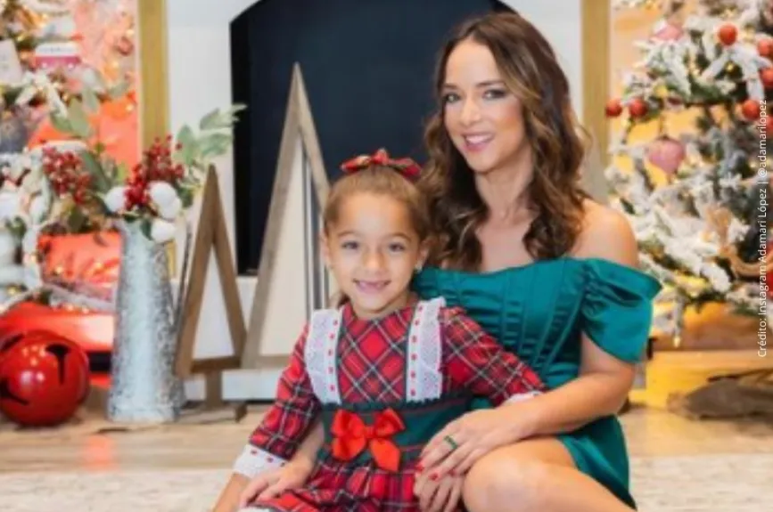 Adamari López posando a sin Toni..jpg