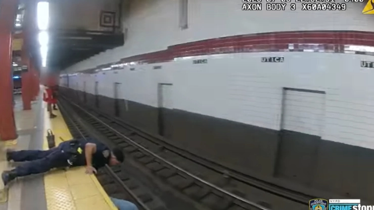 Policías de Nueva York rescatan a un hombre que cayó a las vías del metro