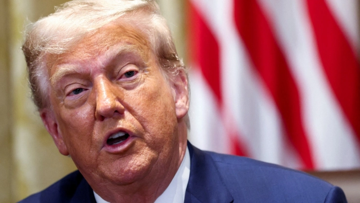 Recaudación por aranceles alcanza récord en 2025 luego de que Trump aplicara arancel universal del 10%.