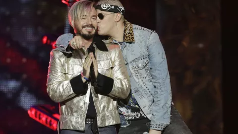 Bad Bunny, a la derecha, le da un beso a J Balvin tras su actuación en la ceremonia de los Premios Billboard de la Música Latina en Coral Gables, Florida. Imagen, AP