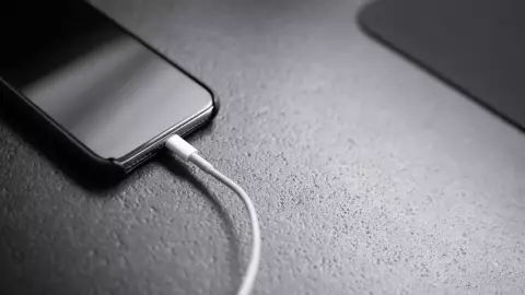 Niña muere electrocutada mientras cargaba su teléfono