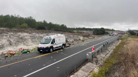Fuerte accidente paraliza la carretera Cuacnopalan-Oaxaca hoy: Hay cierre total
