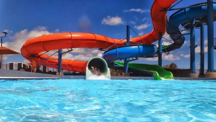 Echan ácido muriático en toboganes de parque acuático; niños se queman