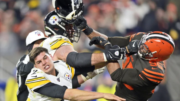 Myles Garrett, defensive end de los Browns de Cleveland, usa el casco de Mason Rudolph, de los Steelers de Pittsburgh, para golpearlo: Foto AP