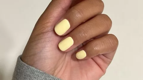 6 dise&ntilde;os de u&ntilde;as amarillas que puedes usar en las manos para cualquier ocasi&oacute;n