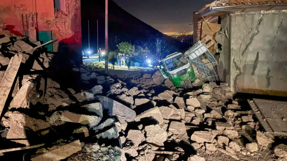 Daños de viviendas tras un sismo en Pumpunya, Perú.