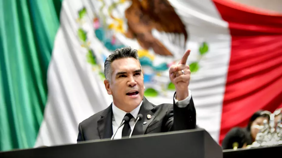 alejandro moreno del pri hablando con una bandera de méxico atrás de él