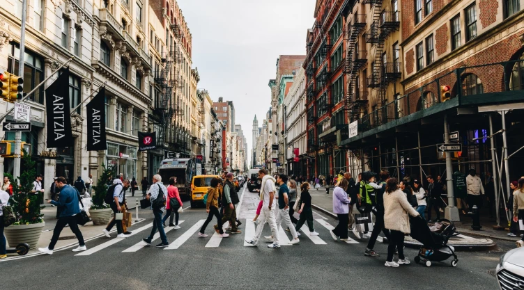 Personas cruzando una calle de Nueva York