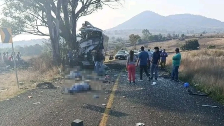 Choque de autobús contra árbol Querétaro