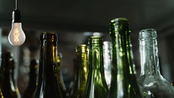Ideas DIY Cómo crear un florero minimalista a partir de botellas de vino de vidrio.jpg