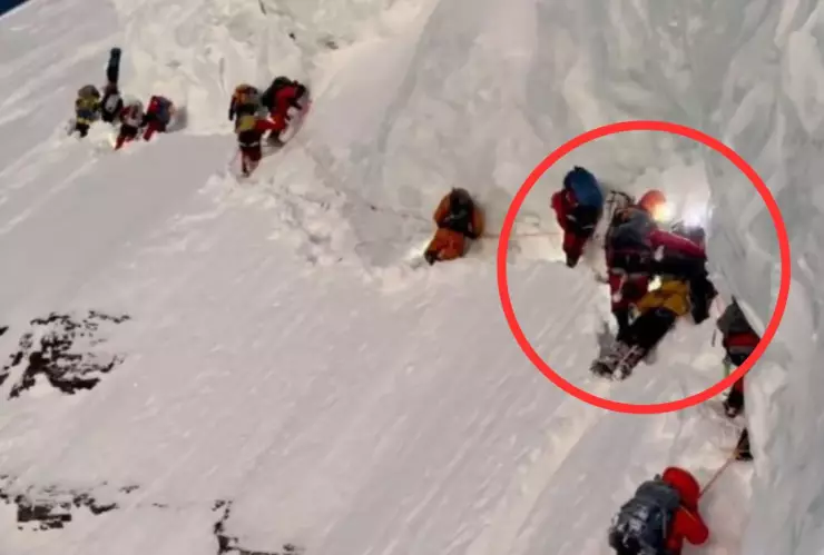 VIDEO Montañista muere en el Himalaya, pasan sobre su cuerpo