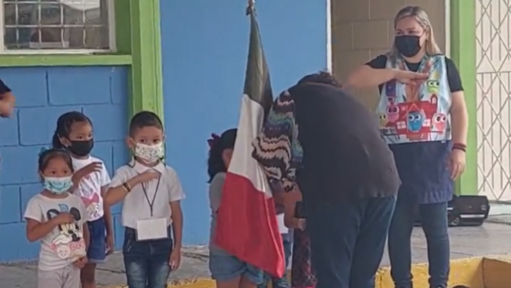 Niños realizan saludo a la bandera y se vuelven virales