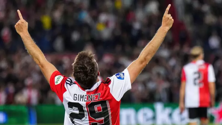 Santiago Giménez fue elegido para el XI ideal de la Jornada 4 de la Eredivisie