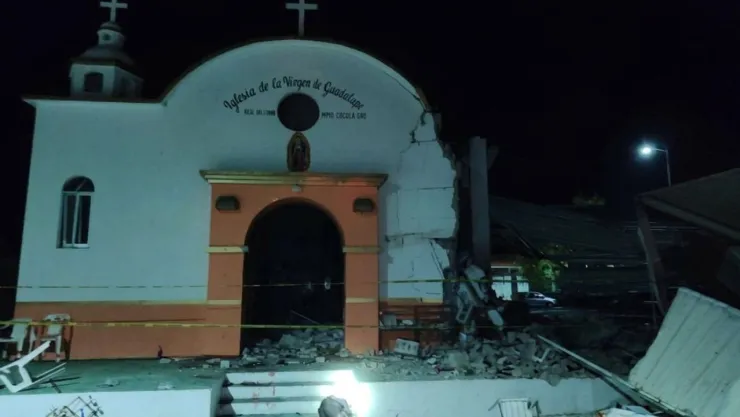 VIDEO: Captan momentos de pánico tras explosión en fiesta patronal; destruyó iglesia y dejó 3 muertos y más de 30 heridos en Cocula