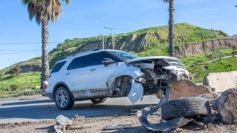 Conductor choca contra muro en libramiento Rosas Magallón y huye del lugar
