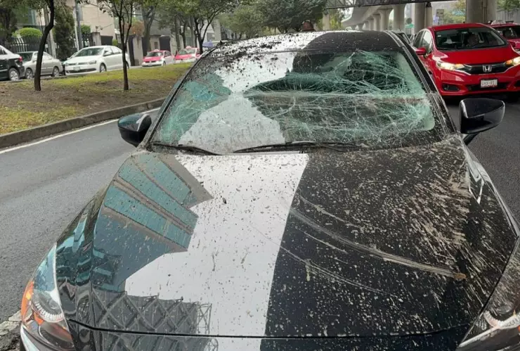 Auto dañado por desplome de canaleta en el segundo piso del Periferico en CDMX