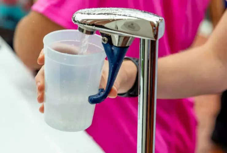 ¿Cuánto se debe beber de agua cuando hace calor?