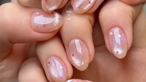 Las uñas de polvo de estrellas son brillantes y elegantes