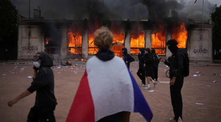 Manifestantes incendian comercios en protesta por alto costo de vida en Francia.