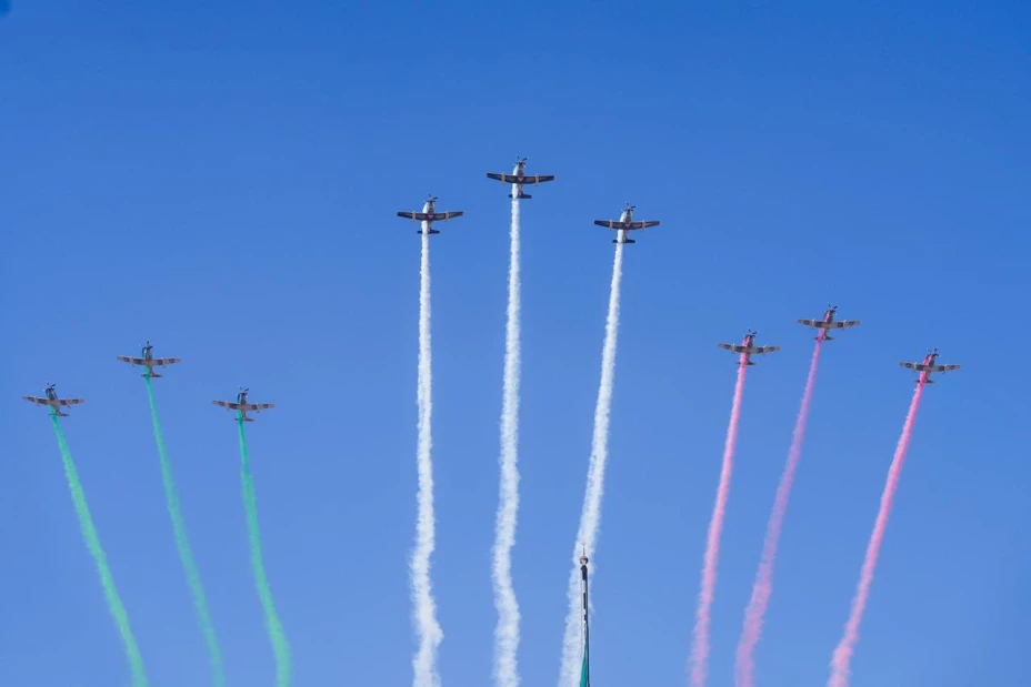 Comienza el protocolo previo al Desfile Cívico-Militar; se despliegan aviones de la fuerza aérea mexicana