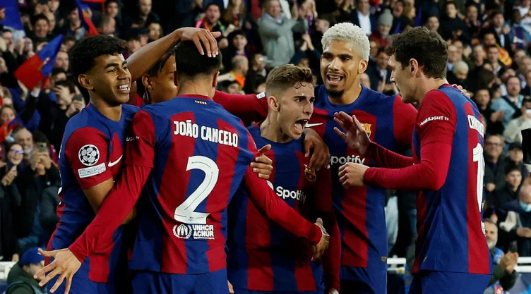 Barcelona celebra gol ante Napoli