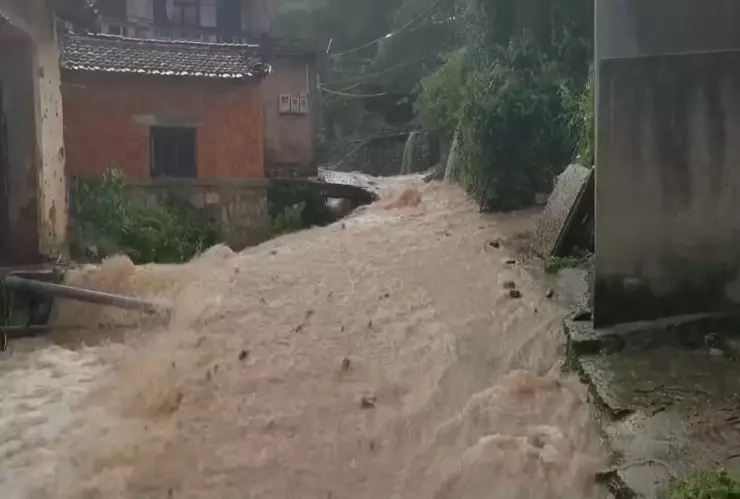 Inundaciones en China provocan derrumbes, desalojos y devastación.