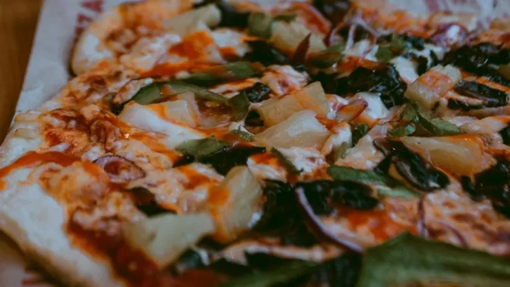 No deja de comer pizza durante asalto en restaurante. (VIDEO)
