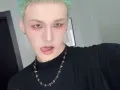 Bain, miembro del grupo de K-pop JUST B, ha marcado un hito en la industria al declararse abiertamente gay durante un concierto en Los Ángeles el 22 de abril de 2025.