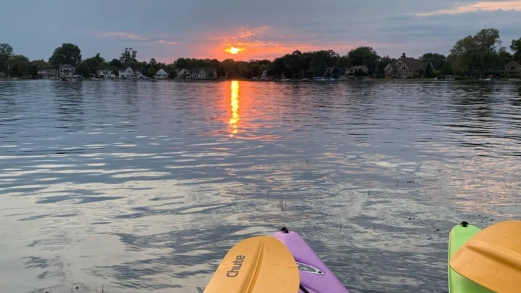 Vista del lago y las casas de Crystal Lake desde un bote