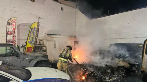 Voraz incendio arrasa con siete autos en la colonia Independencia