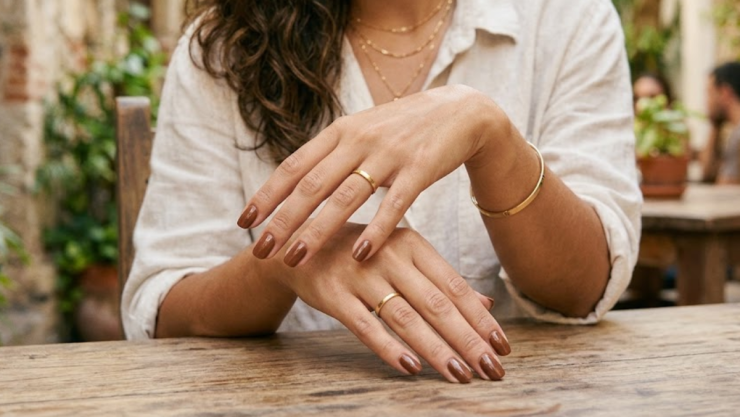 /estilo-de-vida/uñas-color-castaña-tendencia-manicura-estiliza-manos