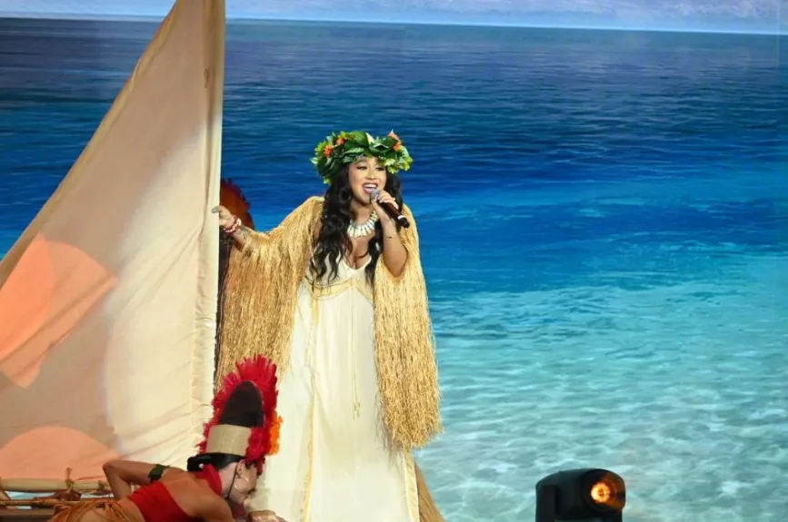 Brisa encendió el escenario con su interpretación de “Cuán lejos voy”, y la energía tropical de su actuación contagió a todos. Lola Cortés la elogió por su notable crecimiento, destacando que cada semana es simplemente espectacular y que está imparable.