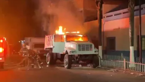 Se incendia camion de volteo.jpg