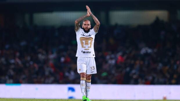 dani alves tras su debut con pumas.jpg