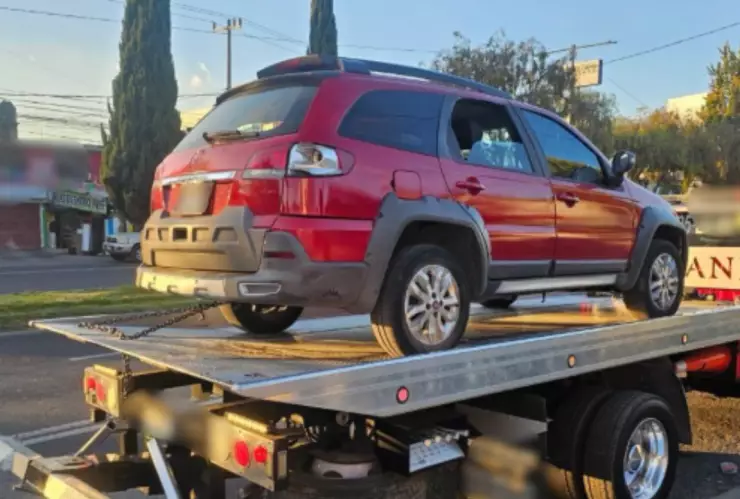 camioneta roja en grúa