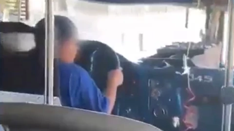 Captan-a-niño-manejando-un-camión-de-pasajeros-en-Gómez-Palacio-Durango