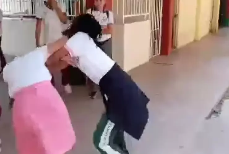 Video-estudiante-golpea-a-su-compañera-quien-tendría-autismo