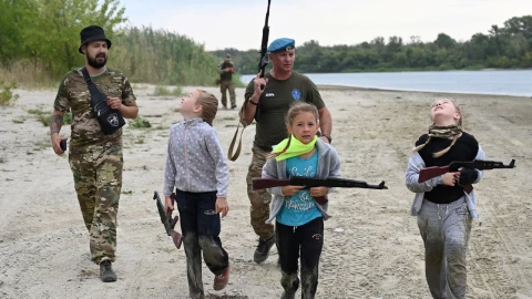 Estudiantes de la Escuela de Cadetes Cosacos del Don del Emperador Alejandro III y miembros de la comunidad cosaca reciben entrenamiento militar en la Región de Rostov, Rusia, el 21 de agosto de 2025.