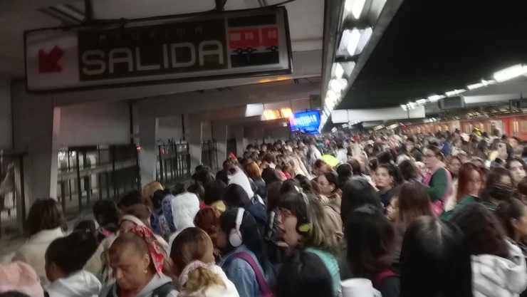 Foto de estación del Metro CDMX a llenar de personas.