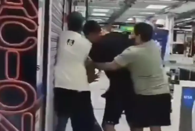 ¡Directo a los golpes! Cliente y locatario protagonizan pelea en Plaza de Cuernavaca.png