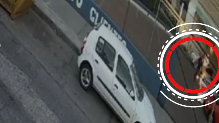 Así fue como un hombre prendió fuego a tres autos en Aguascalientes (VIDEO)