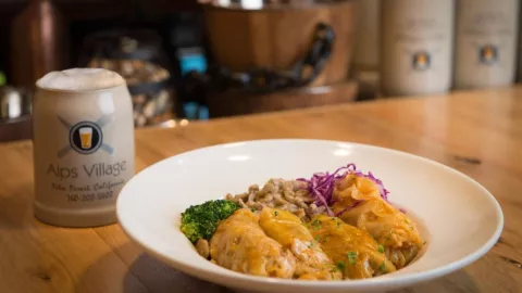 Uno de los platos de Alps Village y una cerveza característica del lugar.