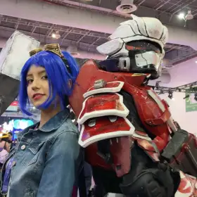 En la foto, vemos dos personas haciendo cosplay durante el evento de CCXP en CDMX