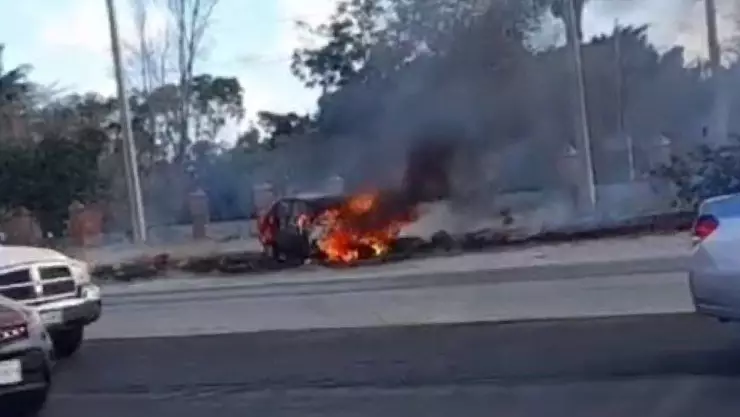 ¡Atención! Reportan incendio de automóvil en la Mérida-Cancún; esto sabemos