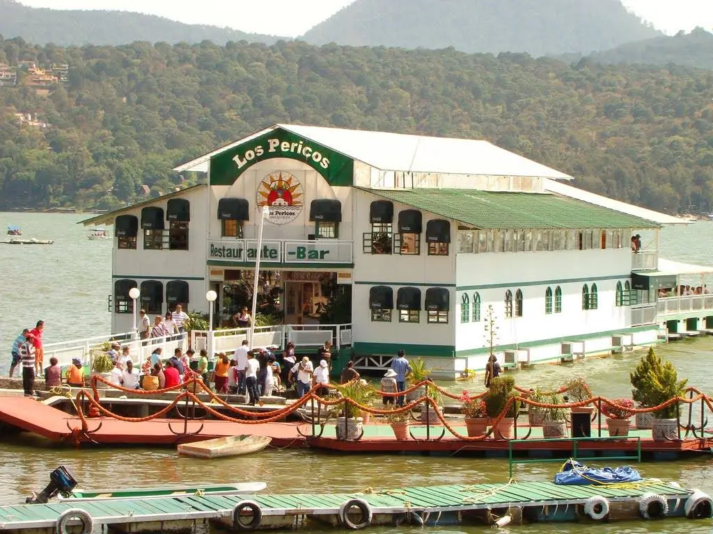 Restaurante flotante al atardecer