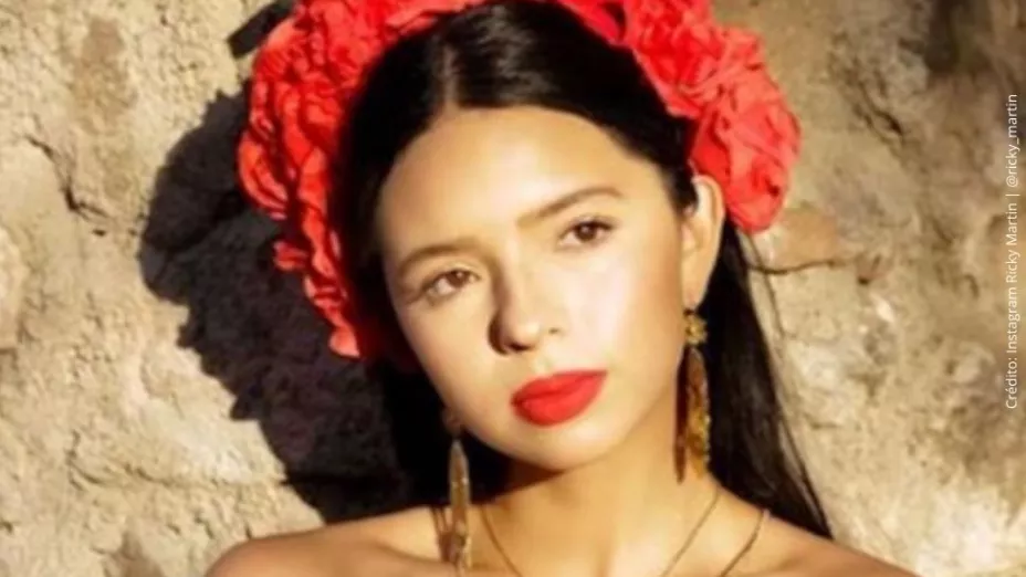 Ángela Aguilar con flores en la cabeza..jpg
