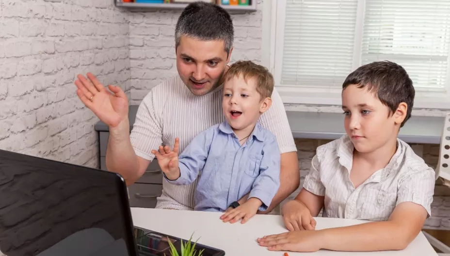 Padre e hijos videollamada OK.jpg