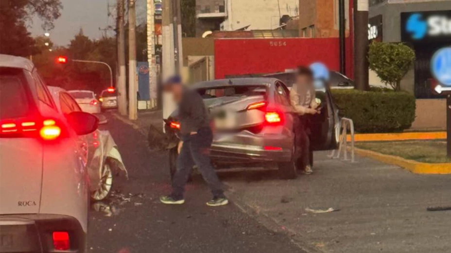 ¡Intenso choque en Zapopan! Accidente en avenida Margarita deja dos vehículos casi destruidos