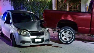 Choca su auto contra una camioneta y luego HUYE del lugar, dejando un desastre en la calle