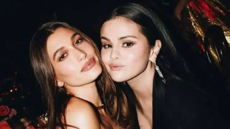 FOTOS Selena Gomez y Hailey Bieber posan juntas en evento